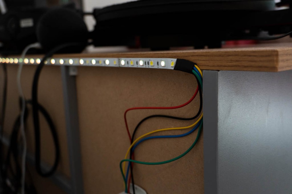 Der LED-Streifen auf der Rückseites des Phono-Möbels, der weiß leuchtet.