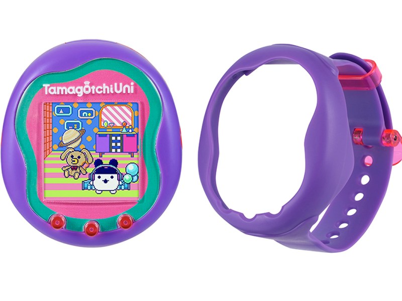 Tamagotchi Uni und lila Armband in der Nahaufnahme