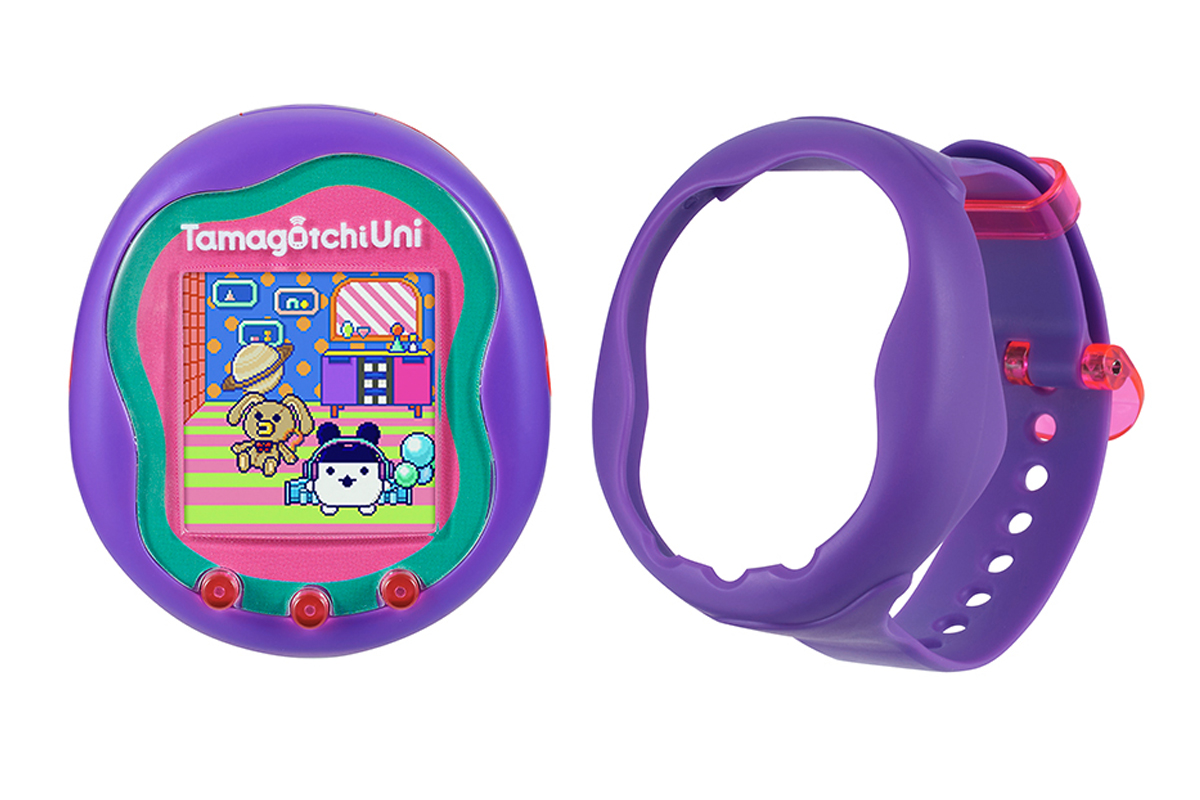 Tamagotchi Uni und lila Armband in der Nahaufnahme