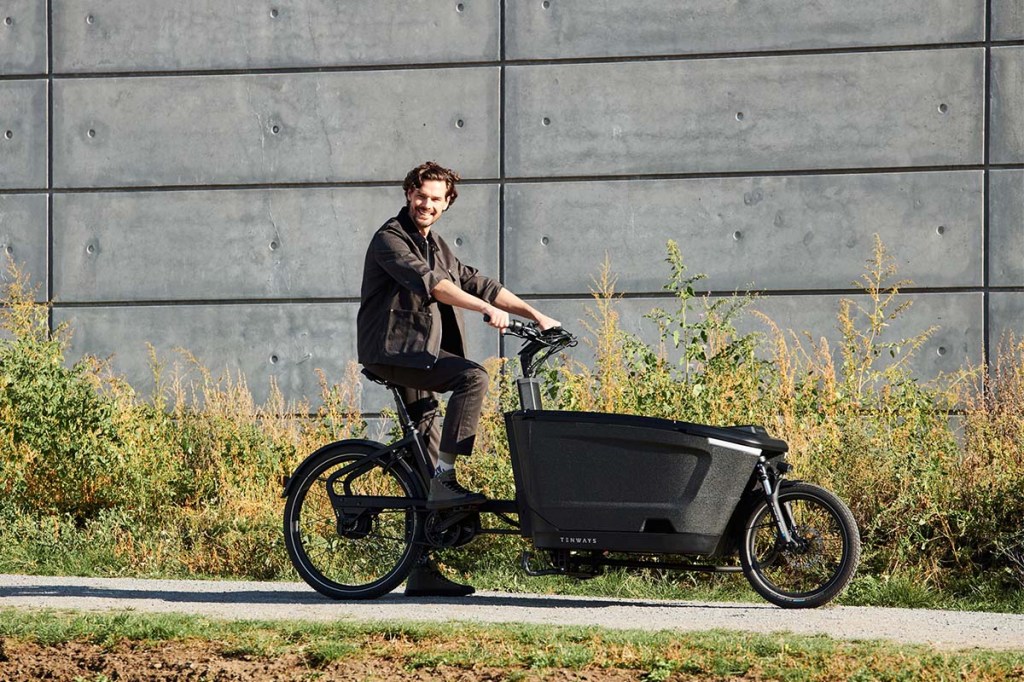 Mann auf einem schwarzen Cargo-E-Bike