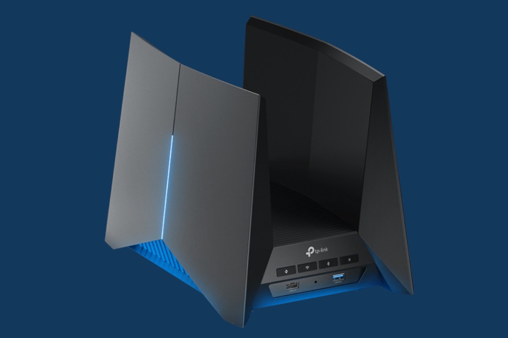 Schwarzer TP-Link Router mit WiFi 7 schräg von der Seite mit blauem Licht auf dunkelblauem Hintergrund
