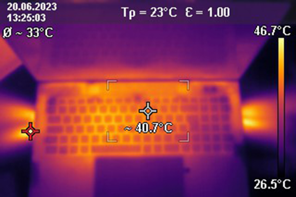 Das Wärmebild eines Gaming-Laptops, von oben fotografiert.