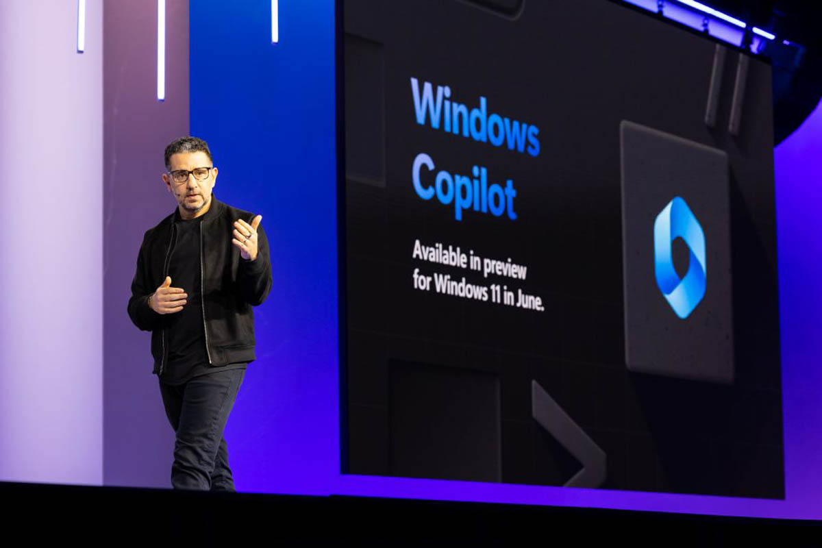 Mann auf der Bühne präsentiert den Windows Copilot.