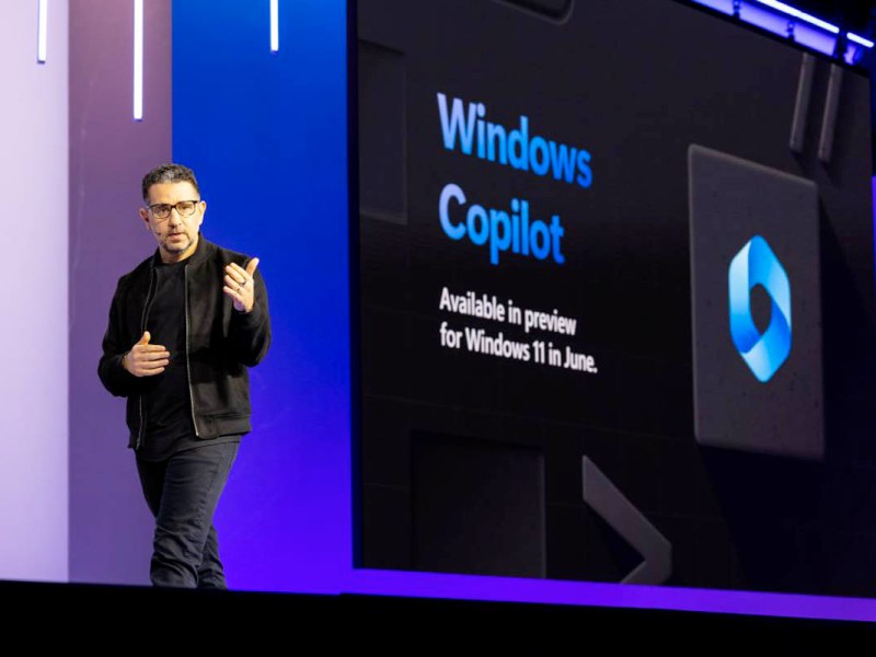 Mann auf der Bühne präsentiert den Windows Copilot.