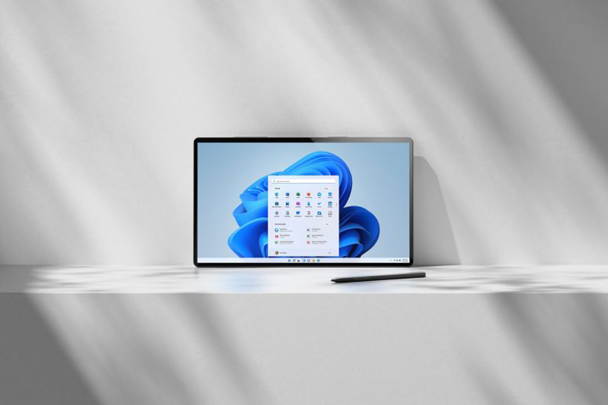Ein Laptop vor einem grauen Hintergrund, darauf das Windows-Betriebssystem.