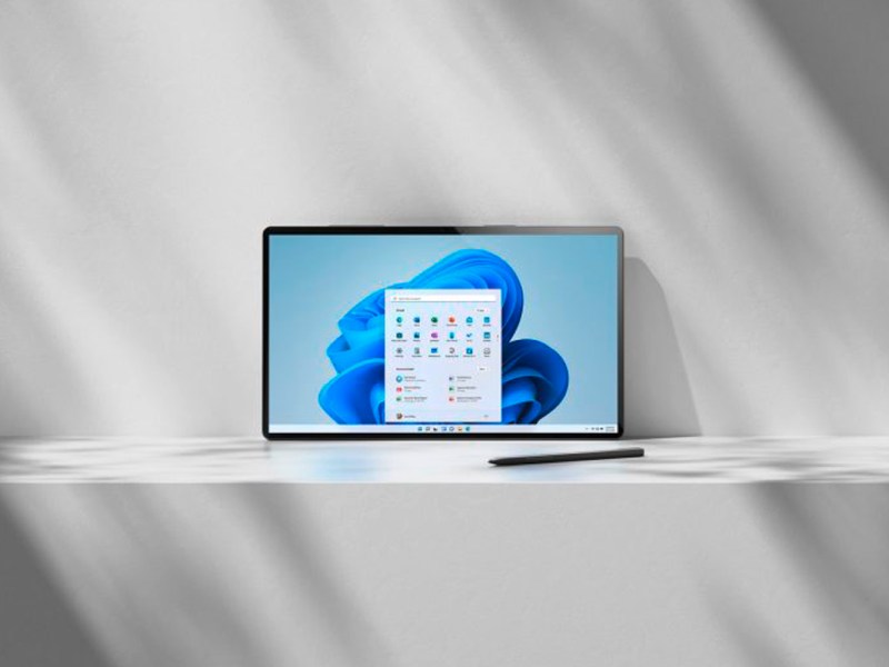 Ein Laptop vor einem grauen Hintergrund, darauf das Windows-Betriebssystem.