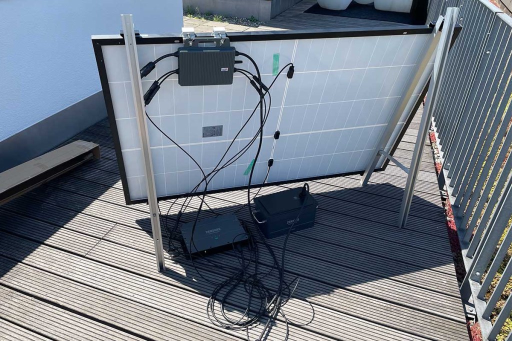 Ein starres Solarpanel eines Balkonkraftwerks mit Wechselrichter und Zendure-SolarFlow-Speicherlösung.