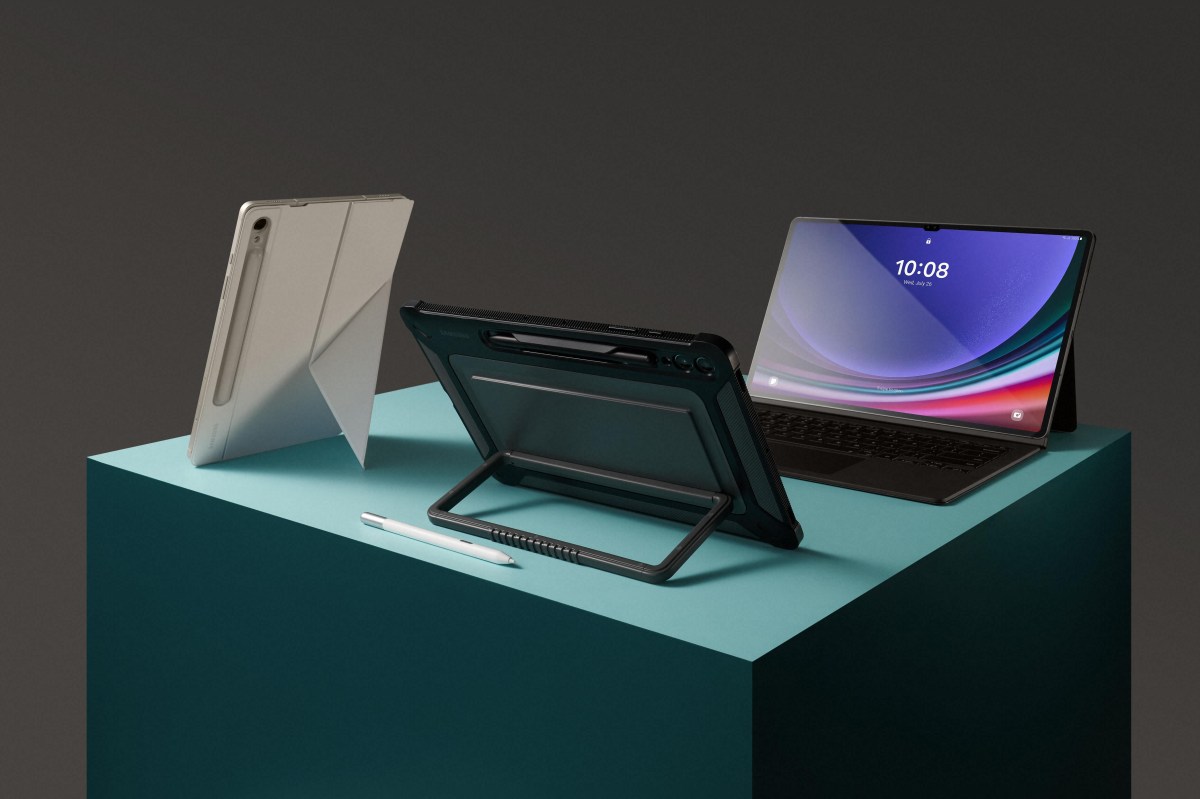 Die drei neuen Tablets von Samsung stehen auf einem Tisch.