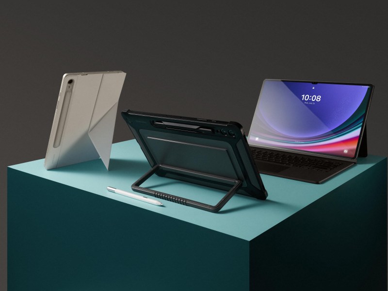 Die drei neuen Tablets von Samsung stehen auf einem Tisch.