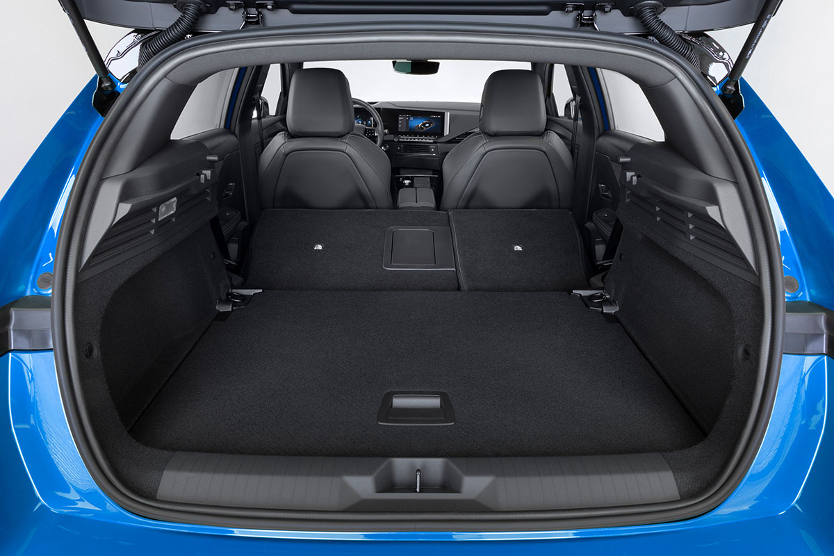 Ansicht in den geöffneten Kofferraum des E-Auto Opel Astra Electricmit umgeklappten Rücksitzen.