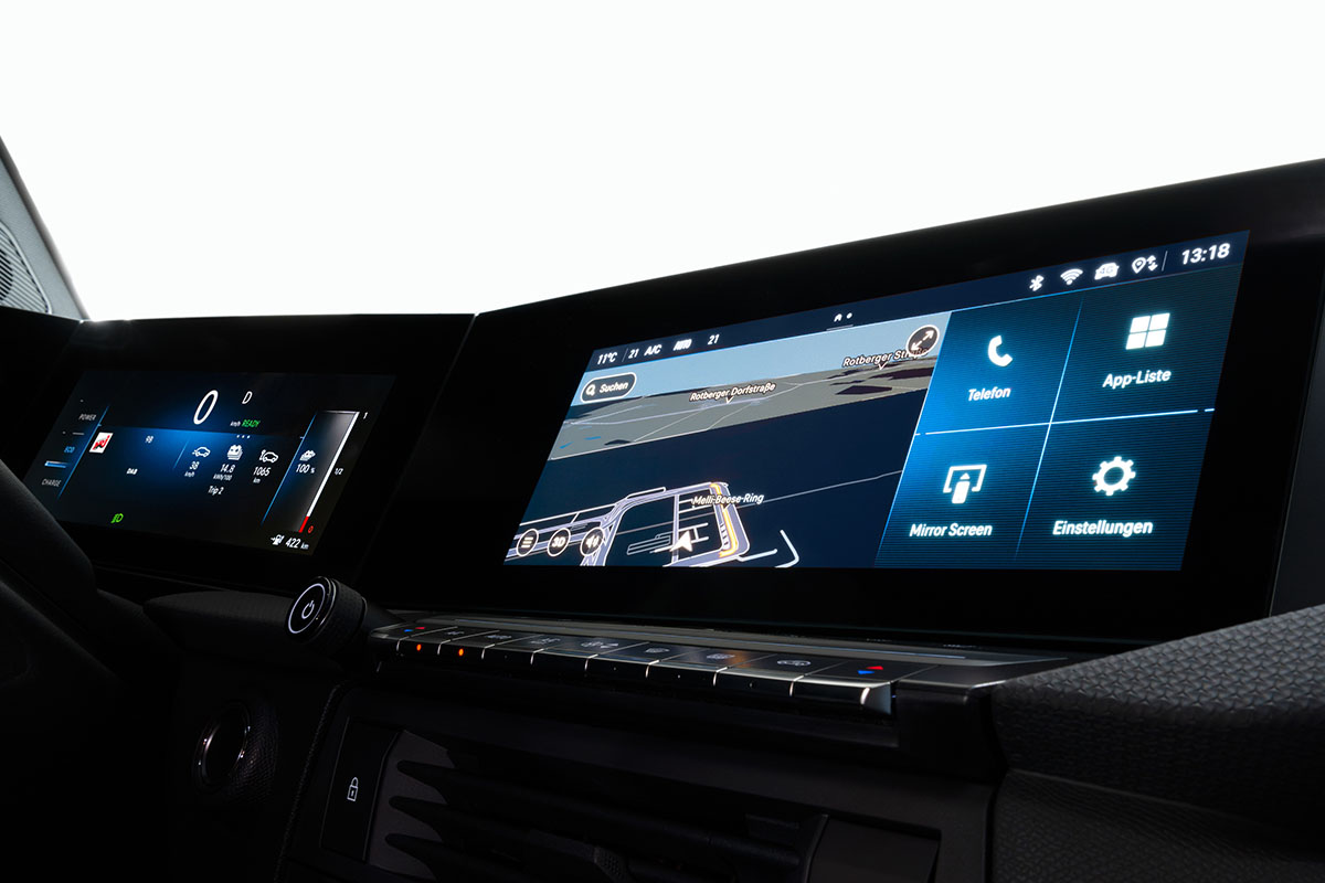 Ansicht auf Infotainment-Display beim E-Auto Opel Astra Electric.