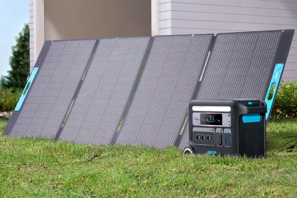 Eine Anker Powerstation und das neue Solix PS400 Solarpanel in einem Garten.