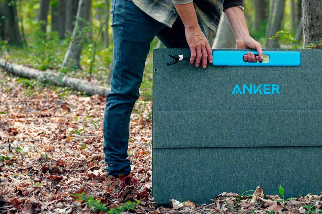 Eine Person baut das Anker Solix PS400 in einem Wald auf.