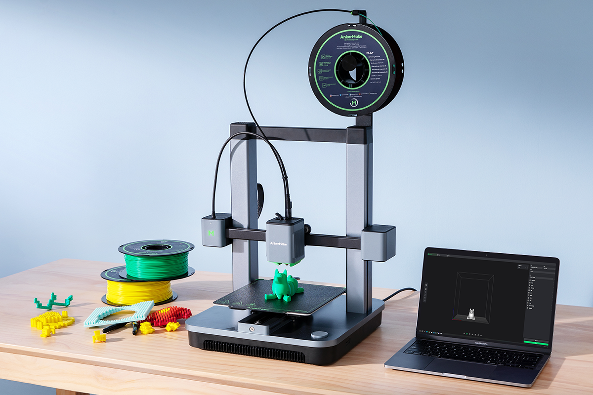 Der 3D-Drucker AnkerMake m5c auf einem Arbeitsplatz fotografiert