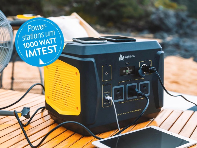 Powerstation von Alpha-ESS auf einem Holztisch.