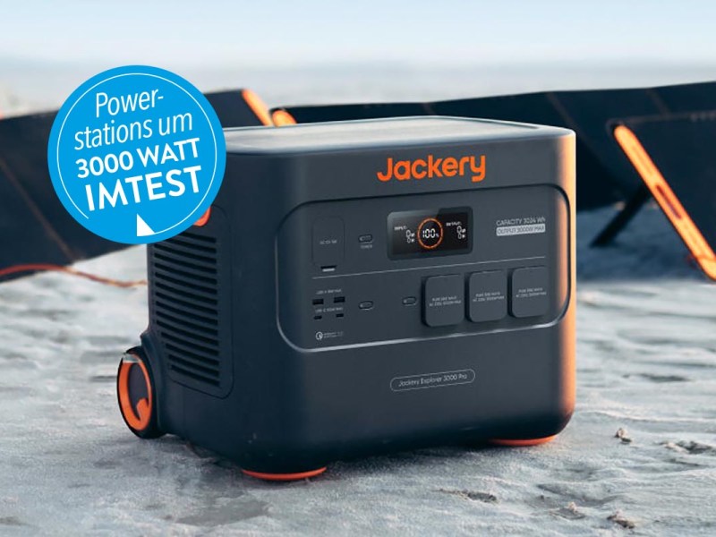 Powerstation von Jackery auf Sand stehend.