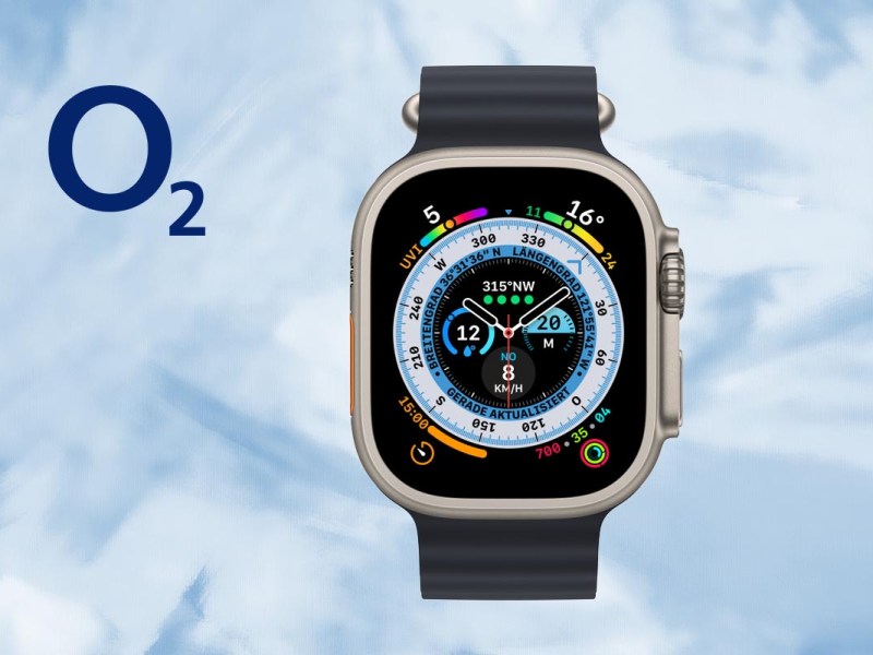 Die Apple Watch Ultra mit O2-Logo vor blauem Hintergrund.
