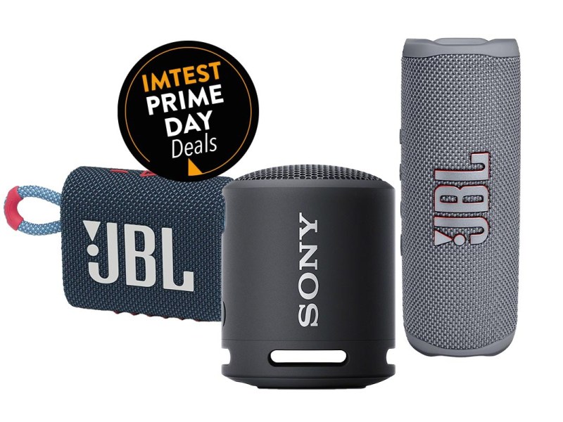Drei verschiedene Bluetooth-Lautsprecher vor weißem Hintergrund mit schwarzem Button "IMTEST Prime Day Deals" oben links