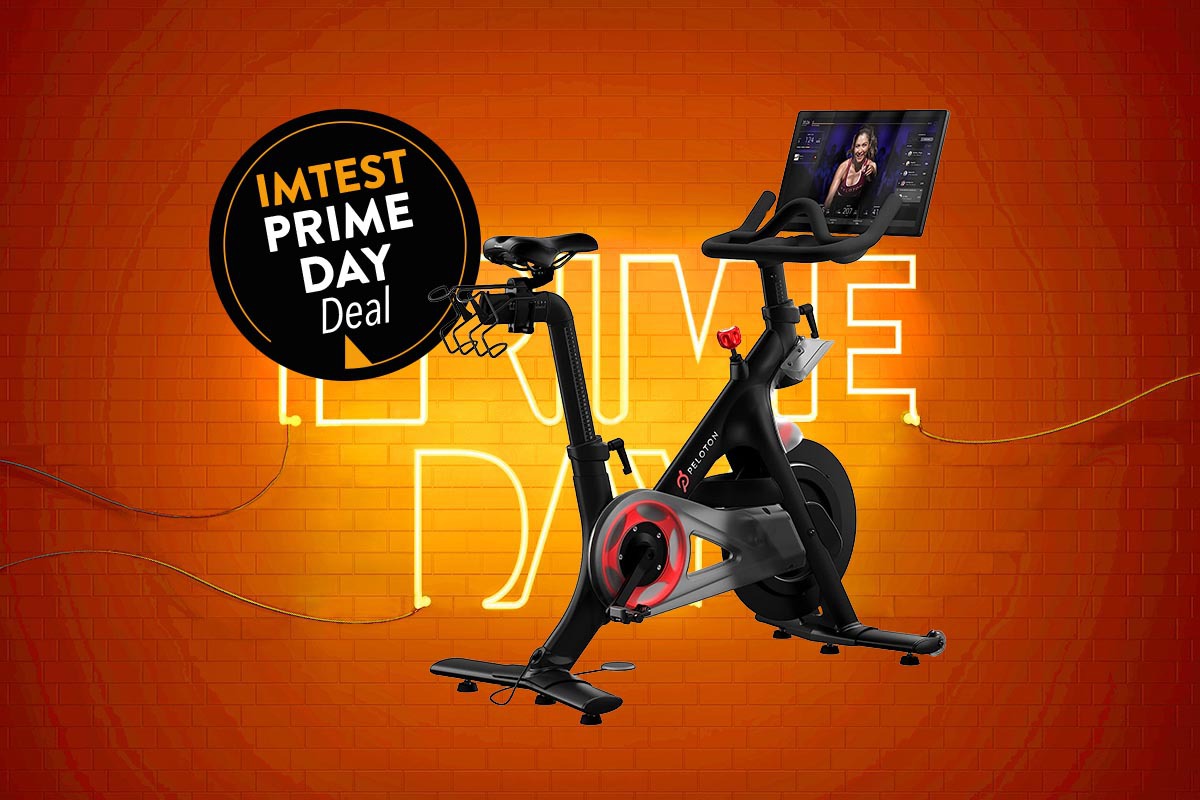 Peloton-Training-Bike auf orange-rotem Hintergrund, darüber Prime Day Button