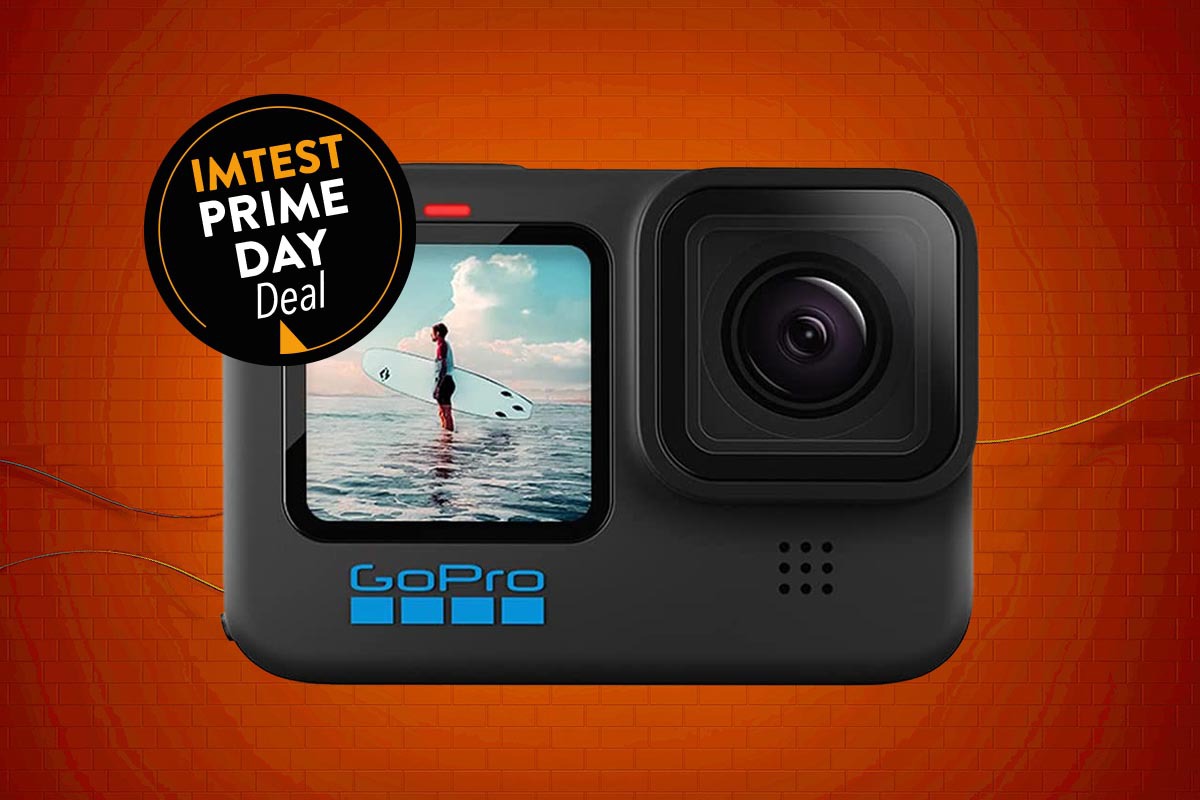 Action Cam GoPro auf rot-orangenem Hintergrund mit Prime Day Button