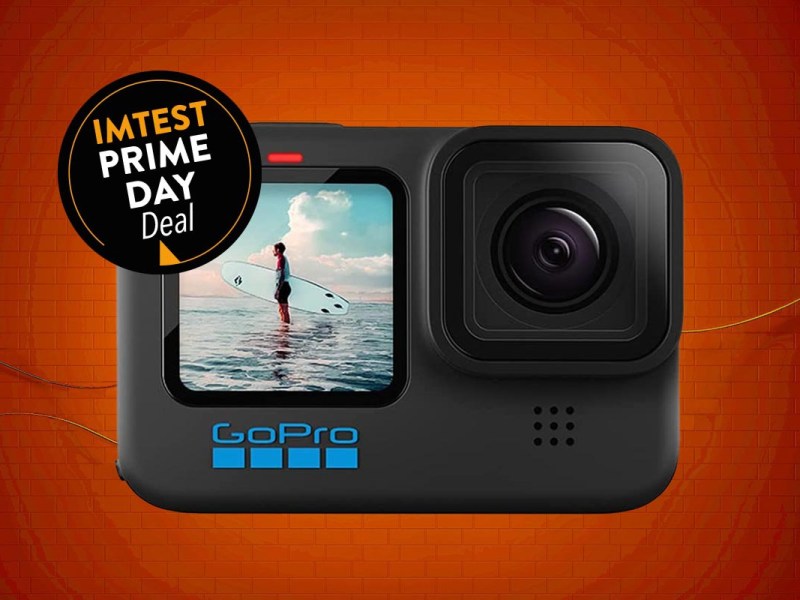 Action Cam GoPro auf rot-orangenem Hintergrund mit Prime Day Button