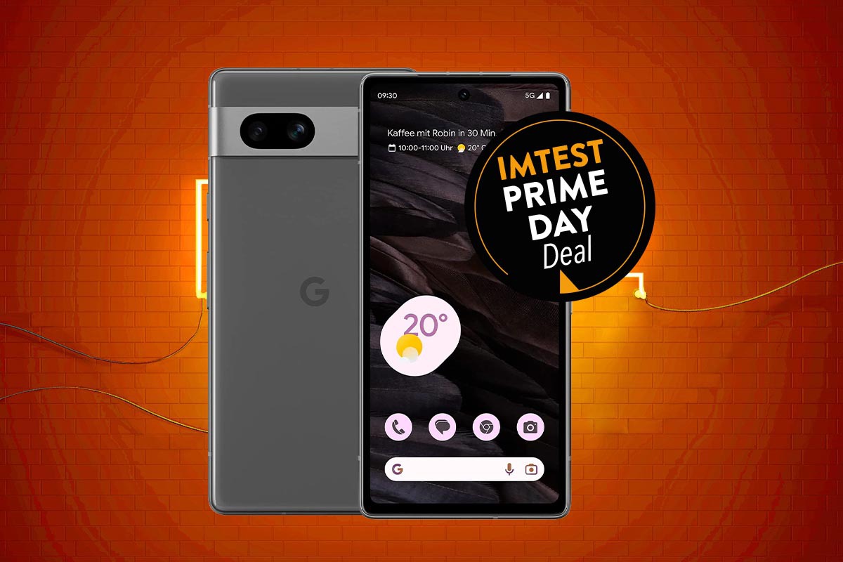 Google Pixel 7a von vorne und hinten auf orangenem Hintergrund mit schwarzem Button "IMTEST Prime Day Deal".