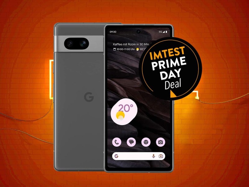 Google Pixel 7a von vorne und hinten auf orangenem Hintergrund mit schwarzem Button "IMTEST Prime Day Deal".