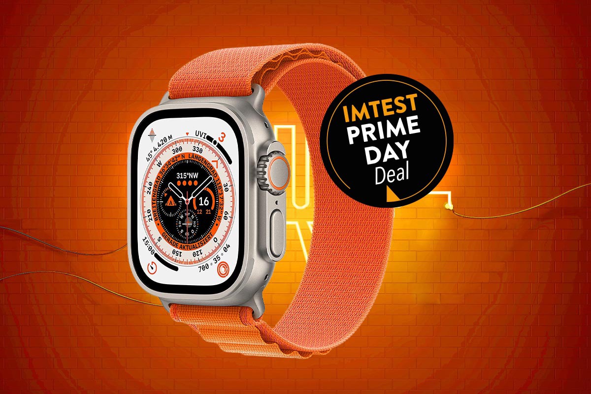 Orangene Apple Watch Ultra schräg von vorne auf orange gelben Hintergrund mit schwarzem Button "IMTEST Prime Day Deal"