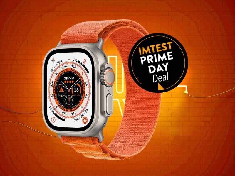 Orangene Apple Watch Ultra schräg von vorne auf orange gelben Hintergrund mit schwarzem Button "IMTEST Prime Day Deal"