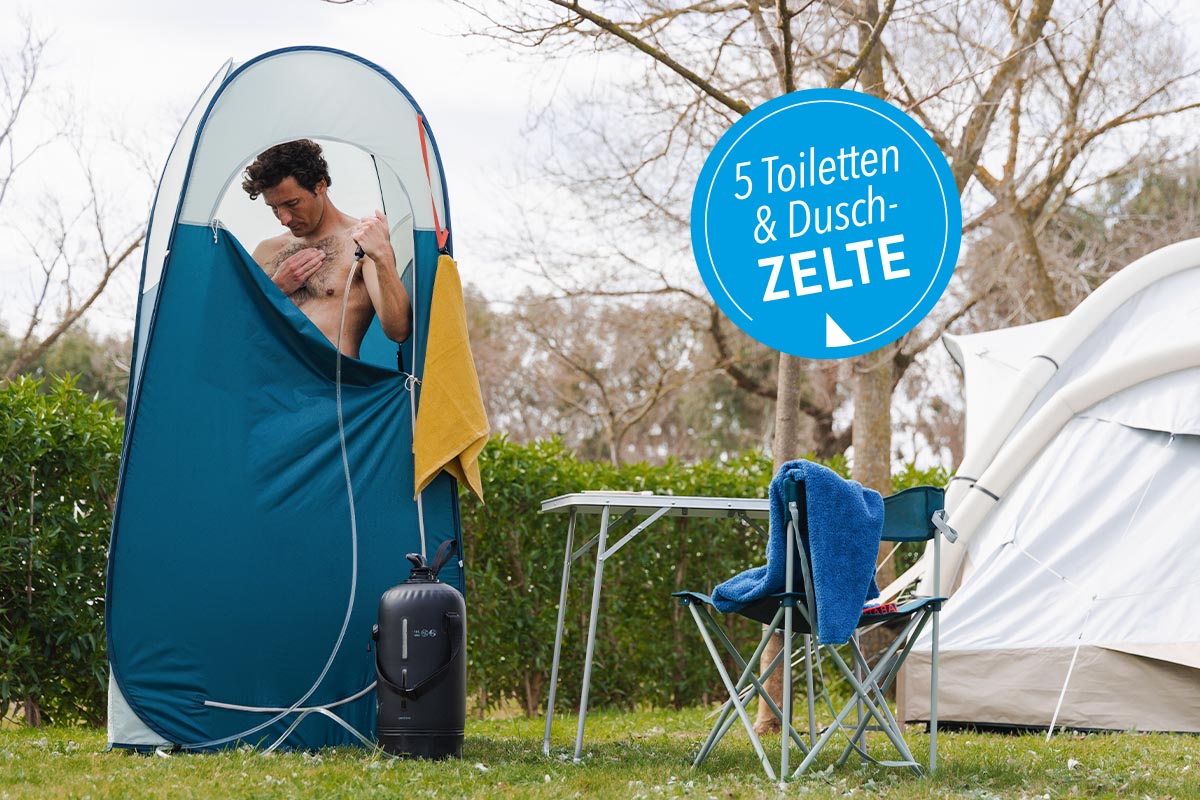 Mann benutzt eine Duschkabine unter freiem Himmel.