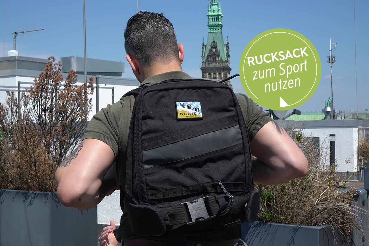 Person mit einem Rucksack mit Extragewichten auf dem Rücken.