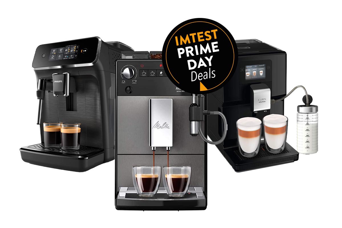 Drei Kaffeevollautomaten nebeneinander auf weißem Hintergrund, darüber ein Prime Day Button