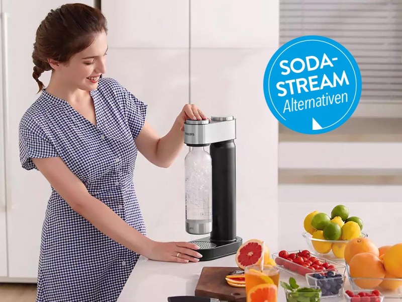 Frau bedient eine SodaStream Alternative von Philips.