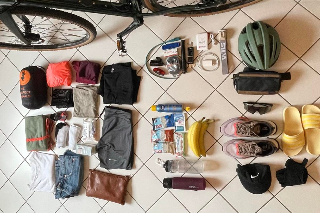 Ausgebreitete SAchen, die alle in die die Packtasche für eine Bike-Packing Reise gehören