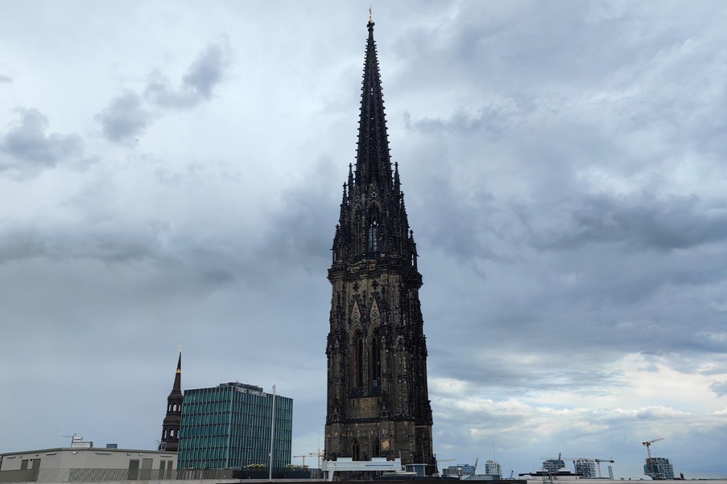 Eine Kirche in Hamburg ist zu sehen.