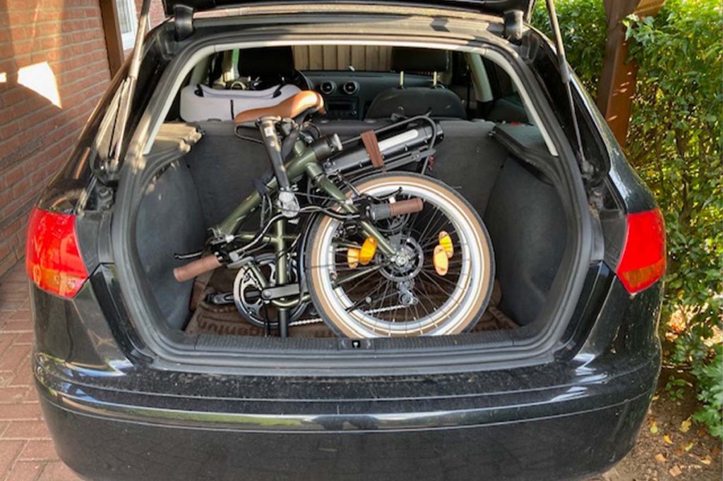 Faltrad liegt im Kofferraum eines Autos
