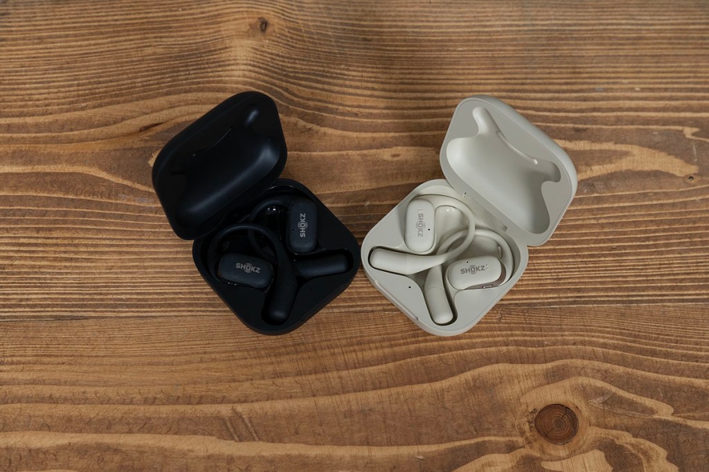 Die weißen und schwarzen Shokz OpenFit nebeneinander fotografiert.