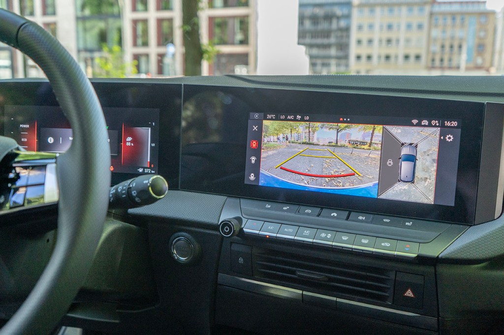 Ansicht auf das Infotainment-Display mit Rund-Um-Kamera-.Sicht der 360-Kamera im E-Auto Opel Astra Electric.