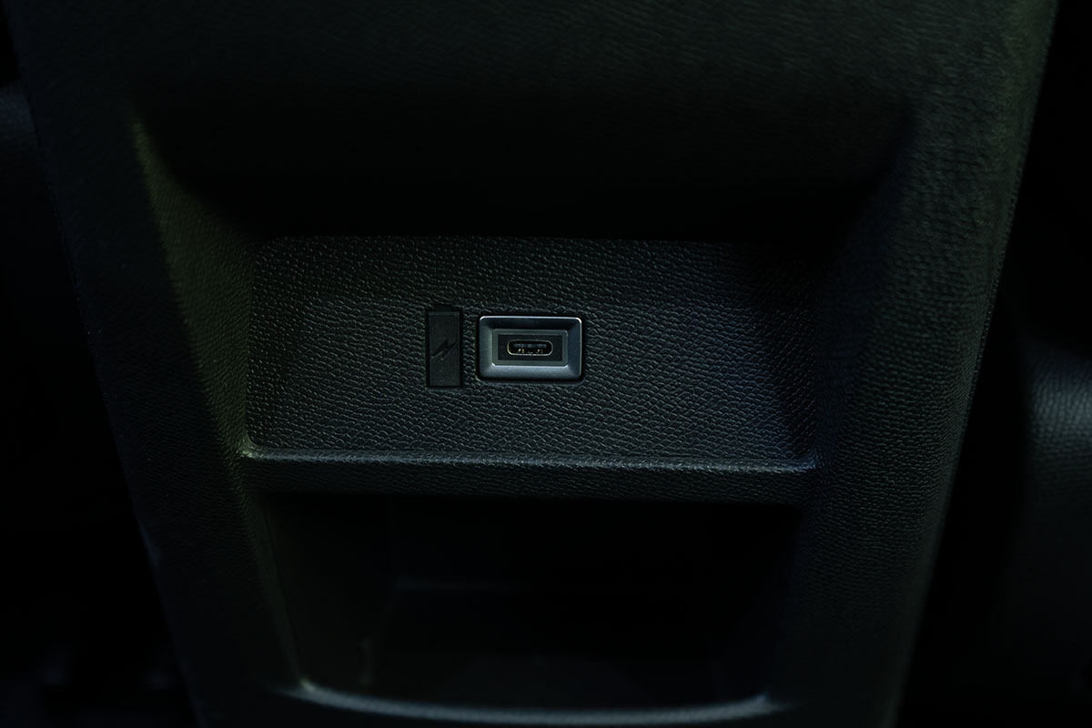 Ladeanschluss (USB-C) etwa für Smartphones im E-Auto Opel Astra Electric.