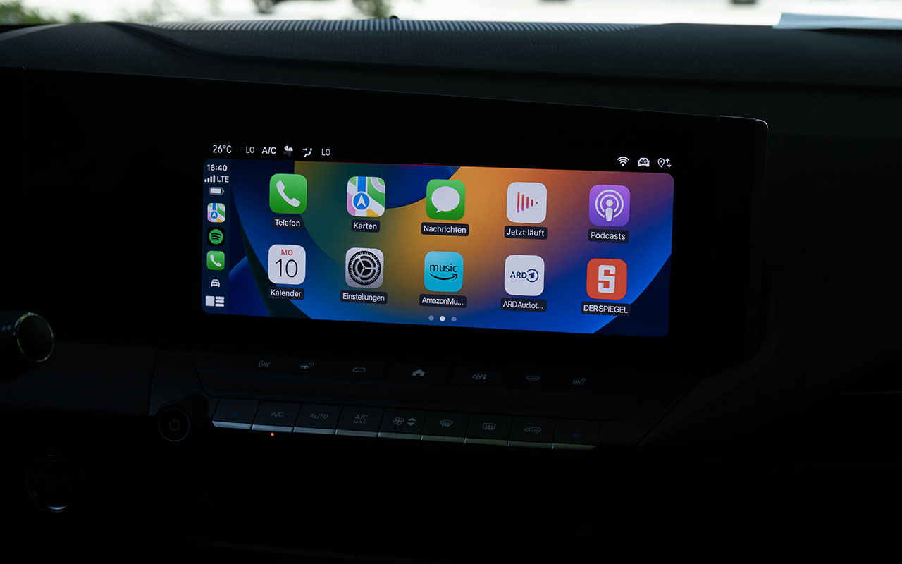 Aufnahme des Infotainment-Displays im E-Auto Opel Astra Electric – angezeigt wird das über Apple CarPlay gespiegelte Smartphone-Display.