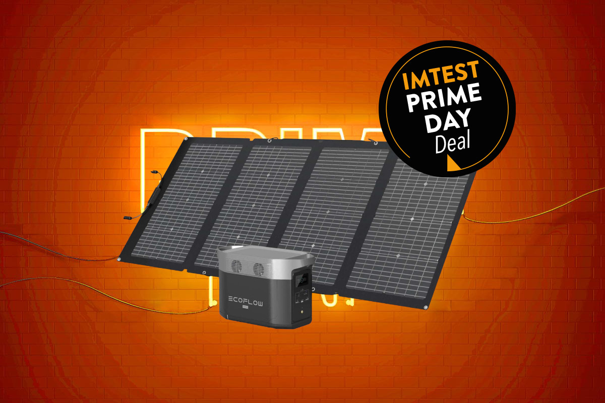 Graues Solarpanel schräg von vorne mit grauer Ecoflow Delta Max Powerstation davor auf orange gelben Hintergrund mit schwarzen Button "IMTEST Prime Day Deal"