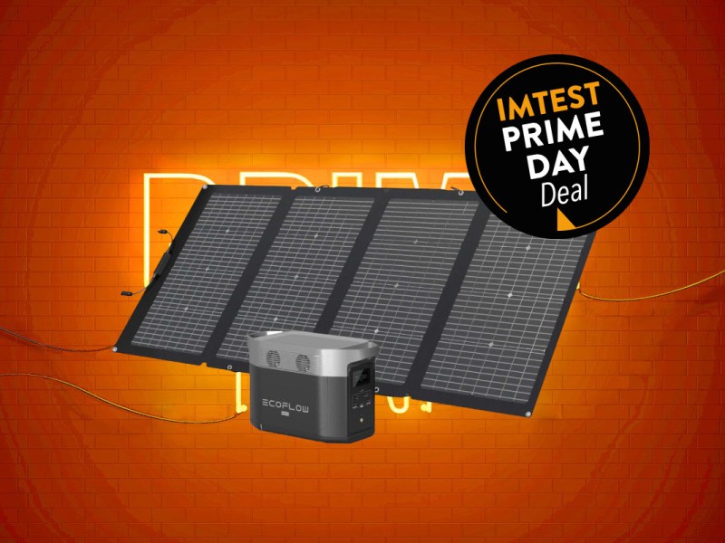 Graues Solarpanel schräg von vorne mit grauer Ecoflow Delta Max Powerstation davor auf orange gelben Hintergrund mit schwarzen Button "IMTEST Prime Day Deal"
