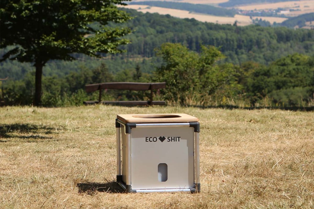 Campingtoilette von EcoShit auf einer WIese stehend