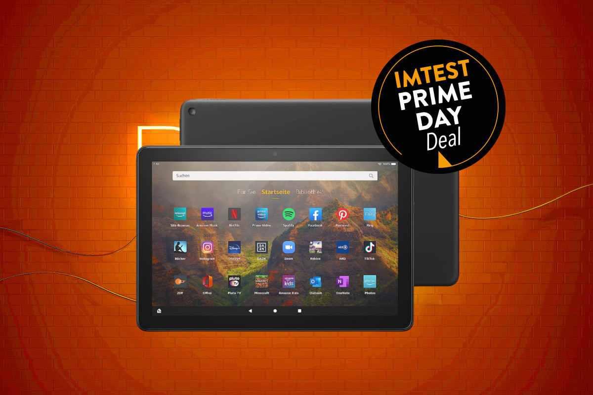 Dunkles Fire HD 10 Tablet von vorne und hinten auf orangenem Hintergrund mit schwarzem Button "IMTEST Prime Day Deal"