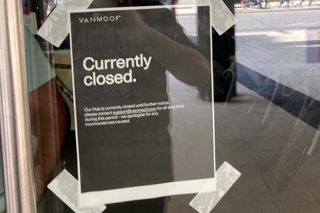 Plakat, auf dem "currently closed" steht - hängt an VanMoof-Store in Hamburg
