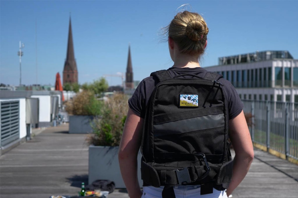 Eine Frau trägt einen Go Ruck Rucksack