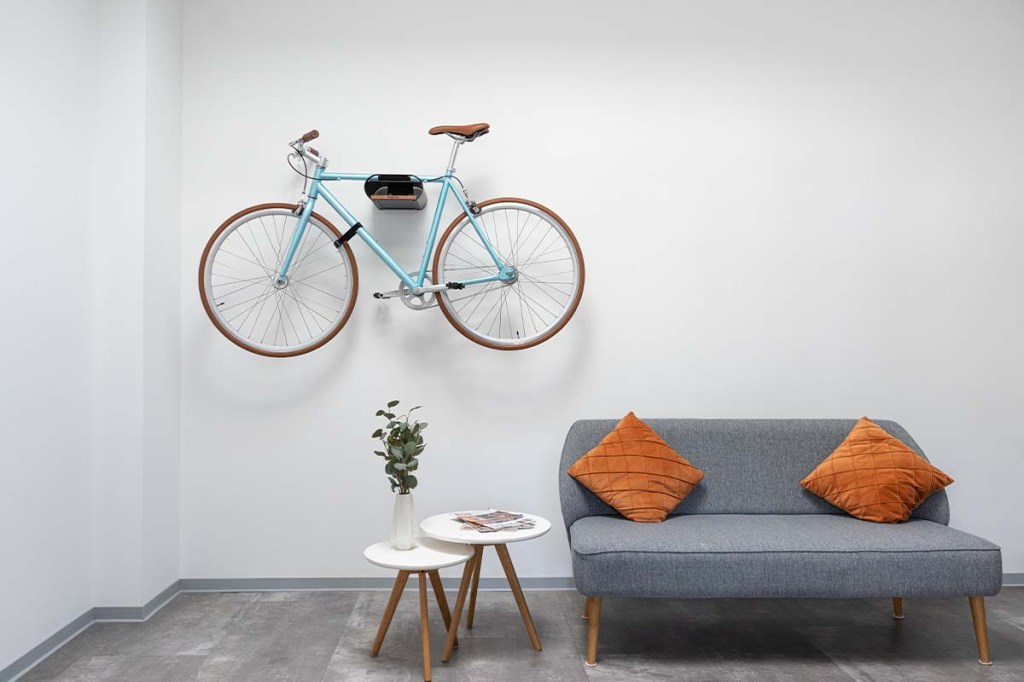 Ein Rennrad hängt in einem Wohnzimmer an der Wand