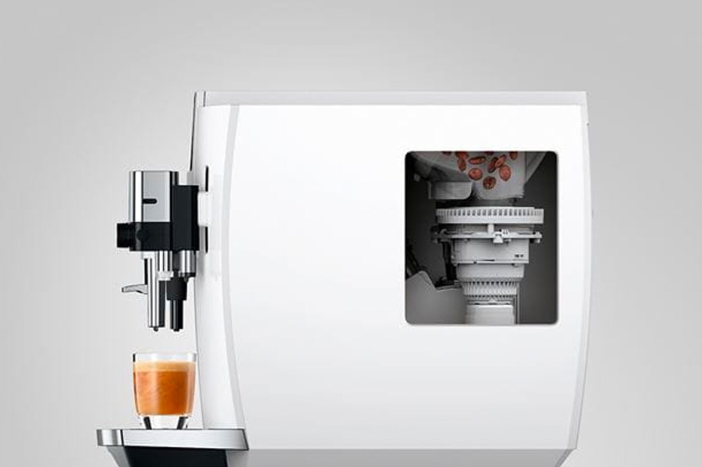 Der neue E8-Vollautomat von Jura von der Seite mit schematischer Einzeichnung des Mahlwerks.