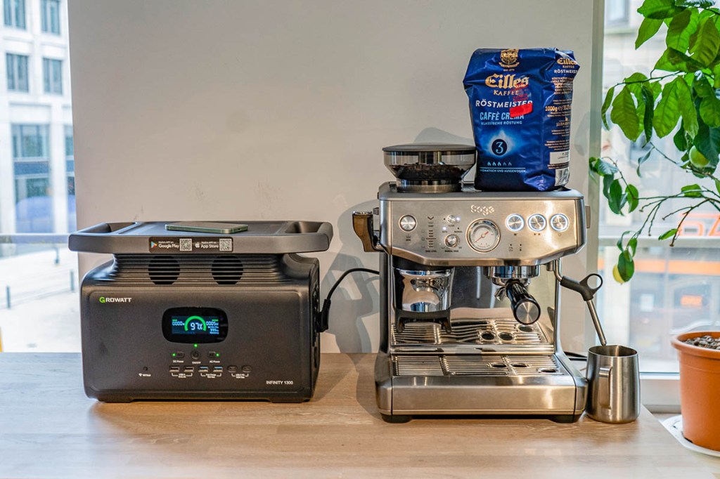 Eine Kaffeemaschine ist an einer Powerstation angeschlossen.