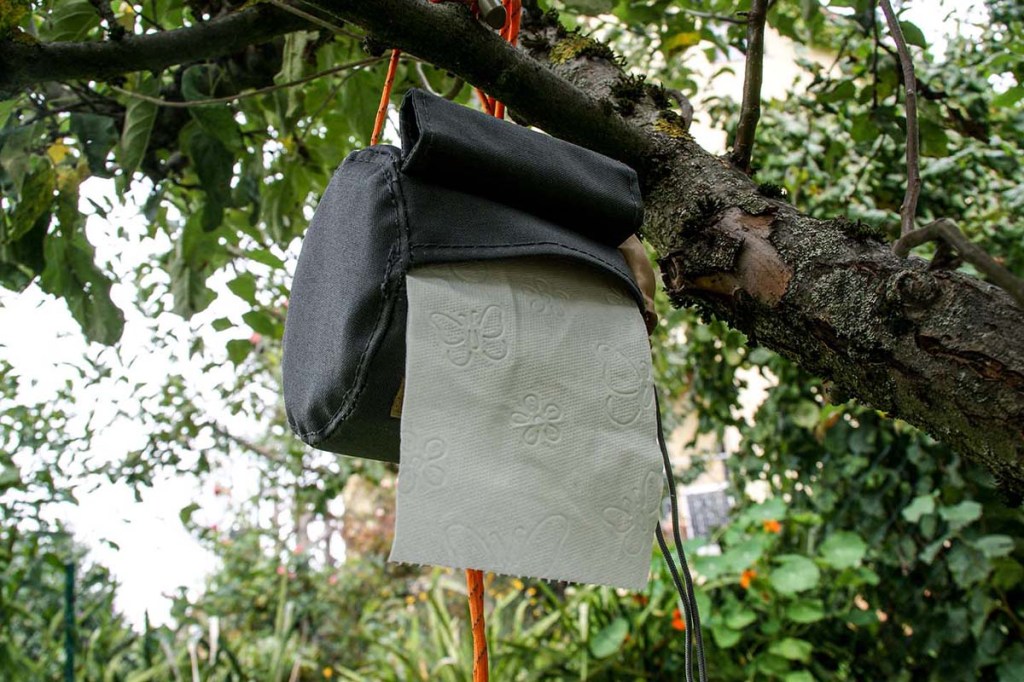 Toilettenrollenhalter, der im Baum hängt